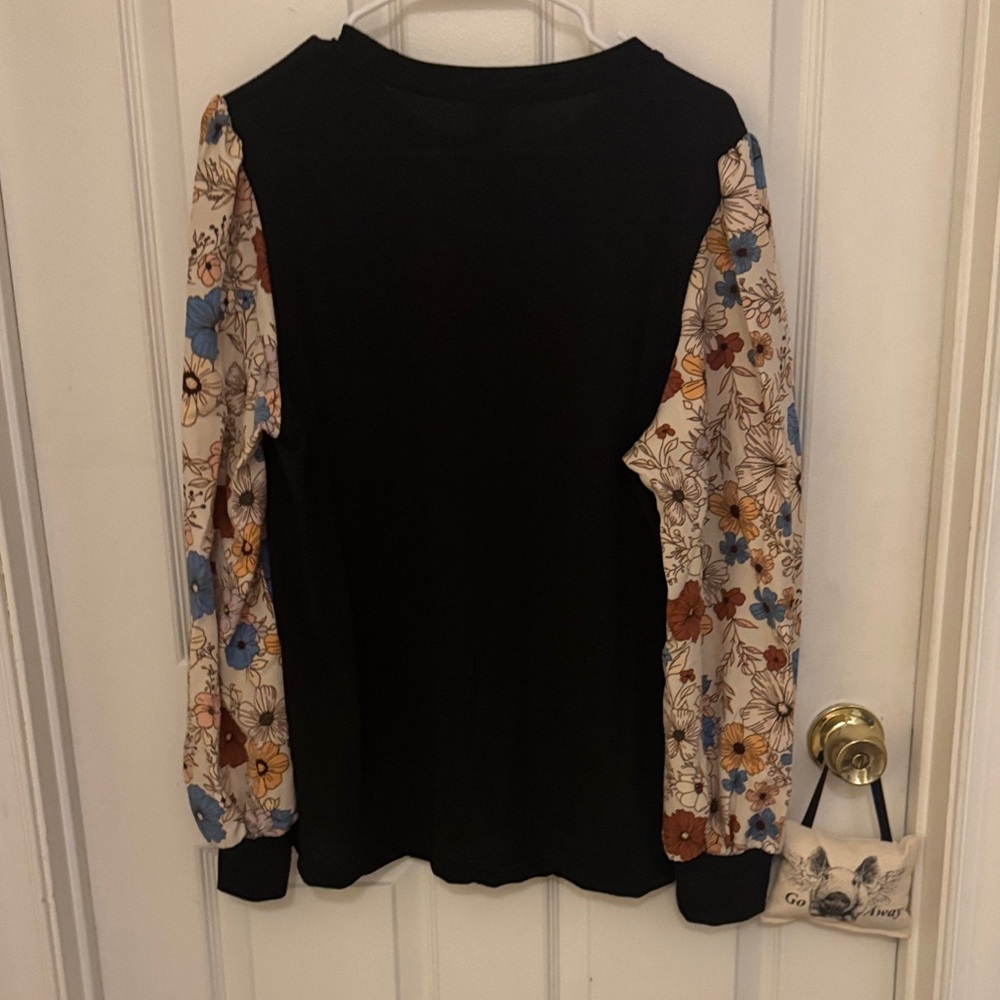 Black sweater with Floral Sleeves - Picture 5 of 5